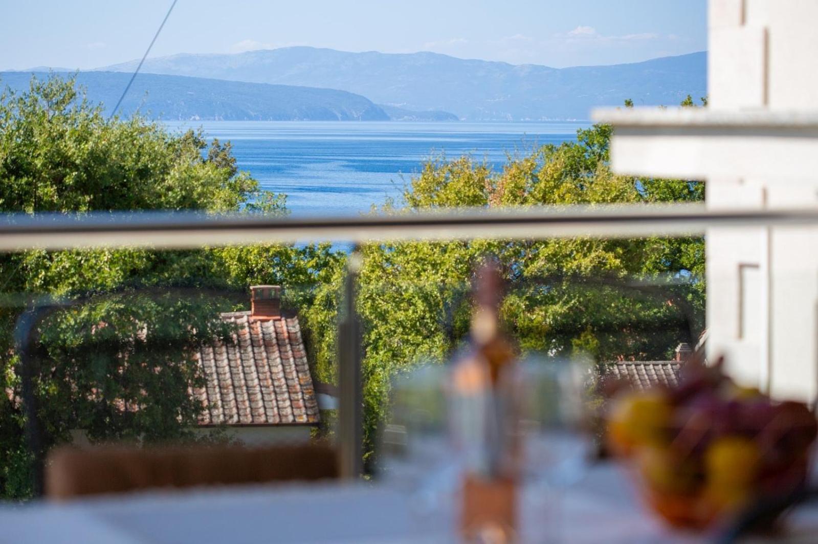 Apartment Sasso Bianco With The Private Pool Njivice Exterior foto